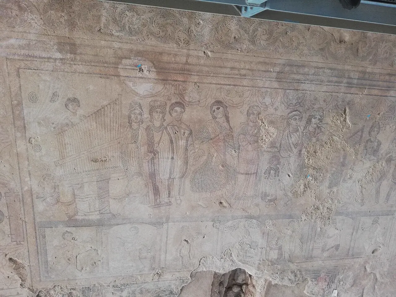 Detalle del mosaico romano de la Villa de Noheda, con figuras y decoración geométrica