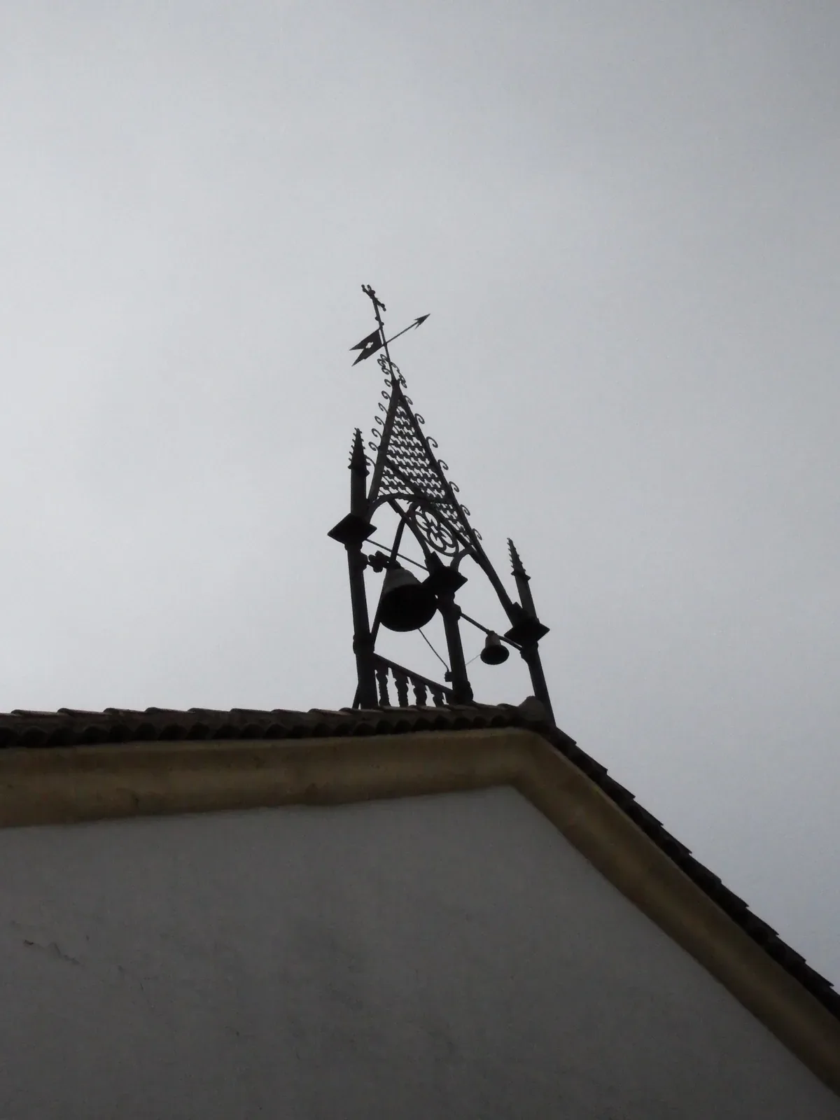 Espadaña de la antigua ermita de la Virgen de la Cabeza en Palomares del Campo
